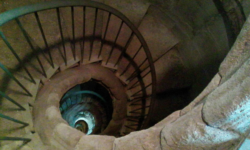 File:Al final de la escalera.jpg